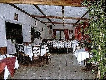Otel Logis Tante Yvonne & Son Restaurant Semi-gastronomique - Lyon Nord 3*