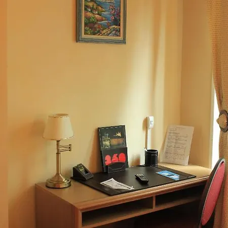 Foch Hotel 3*