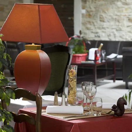 Logis Tante Yvonne & Son Restaurant Semi-gastronomique - Lyon Nord Otel 3*