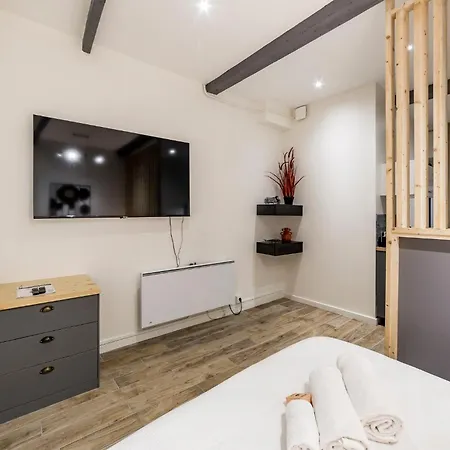 Quiet Center Ail Apartman *