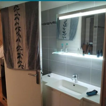 Проживание в семье Location D'une Et D'une Salle De Bain Privee Dans Mon Ou Je Reside Egalement Pendant Votre Sejour *