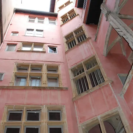 Vieux Cour Renaissance Apartment *
