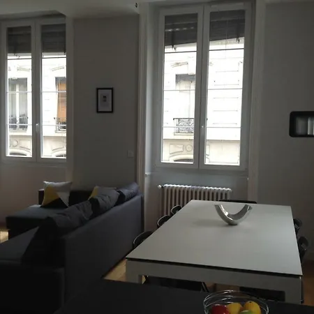 Charme Et Modernite Au Coeur De Lyon