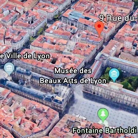 D: Centre De *